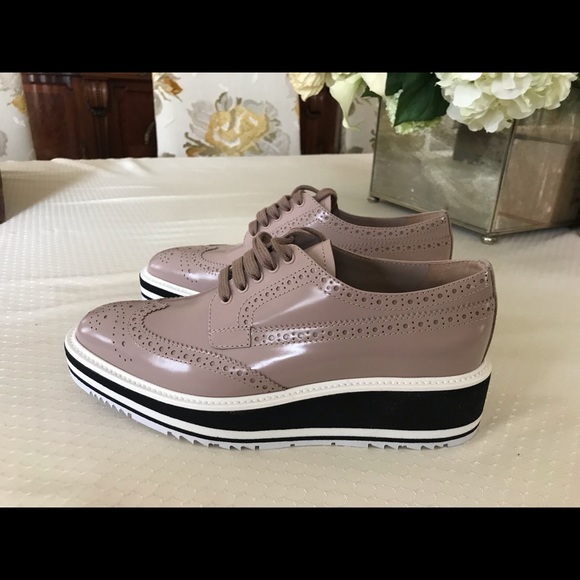 Prada woman's shoes. - Picture 2 of 4